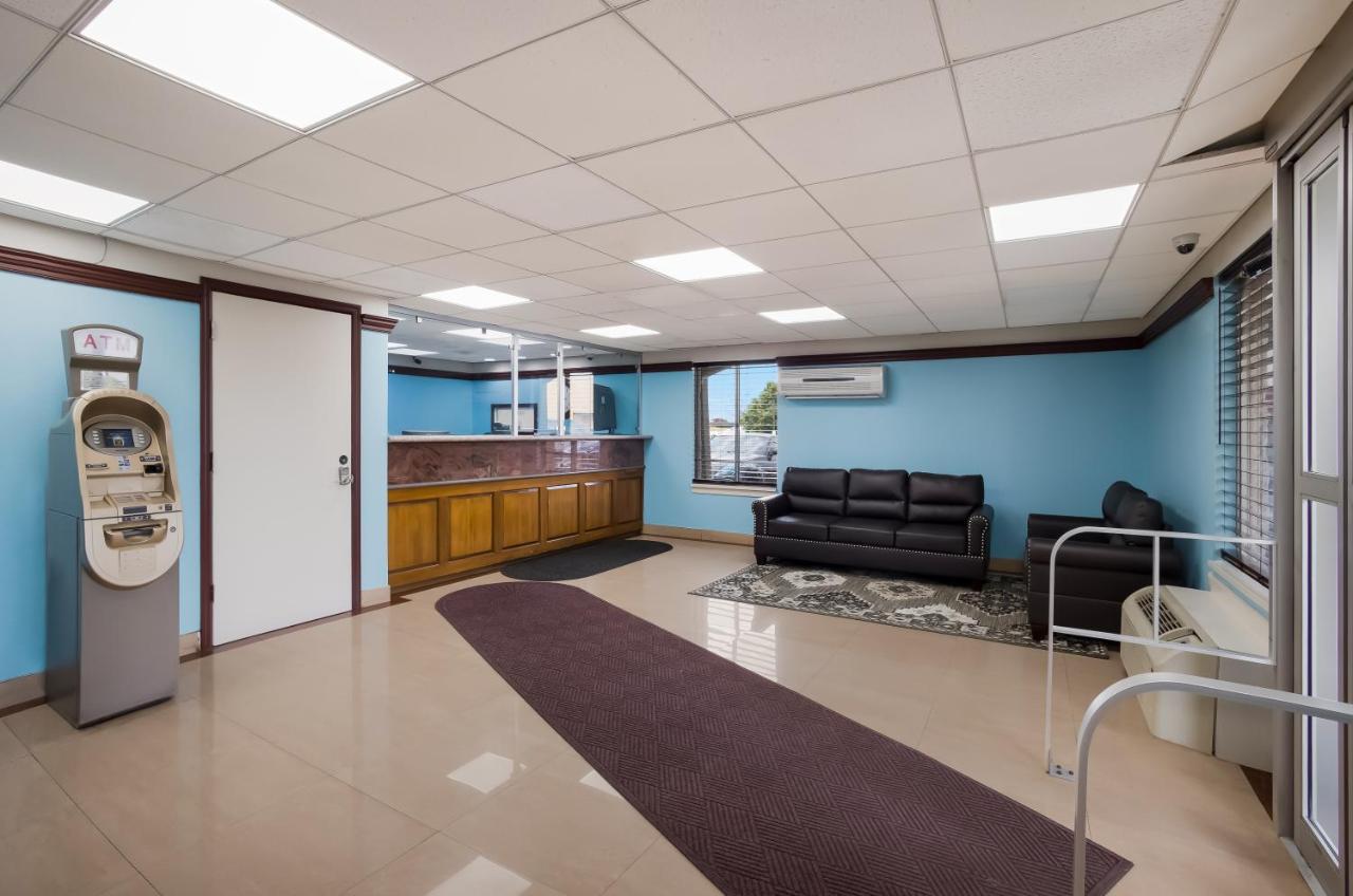 Econo Lodge Allentown Bagian luar foto