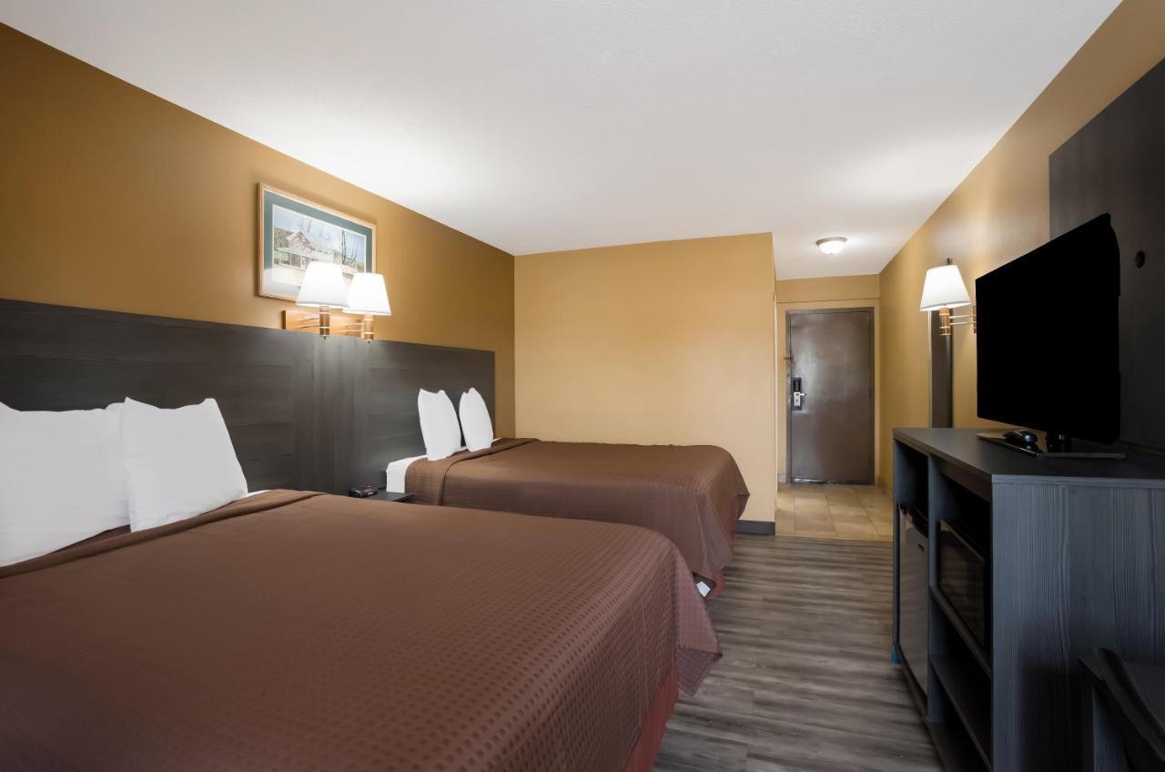 Econo Lodge Allentown Bagian luar foto