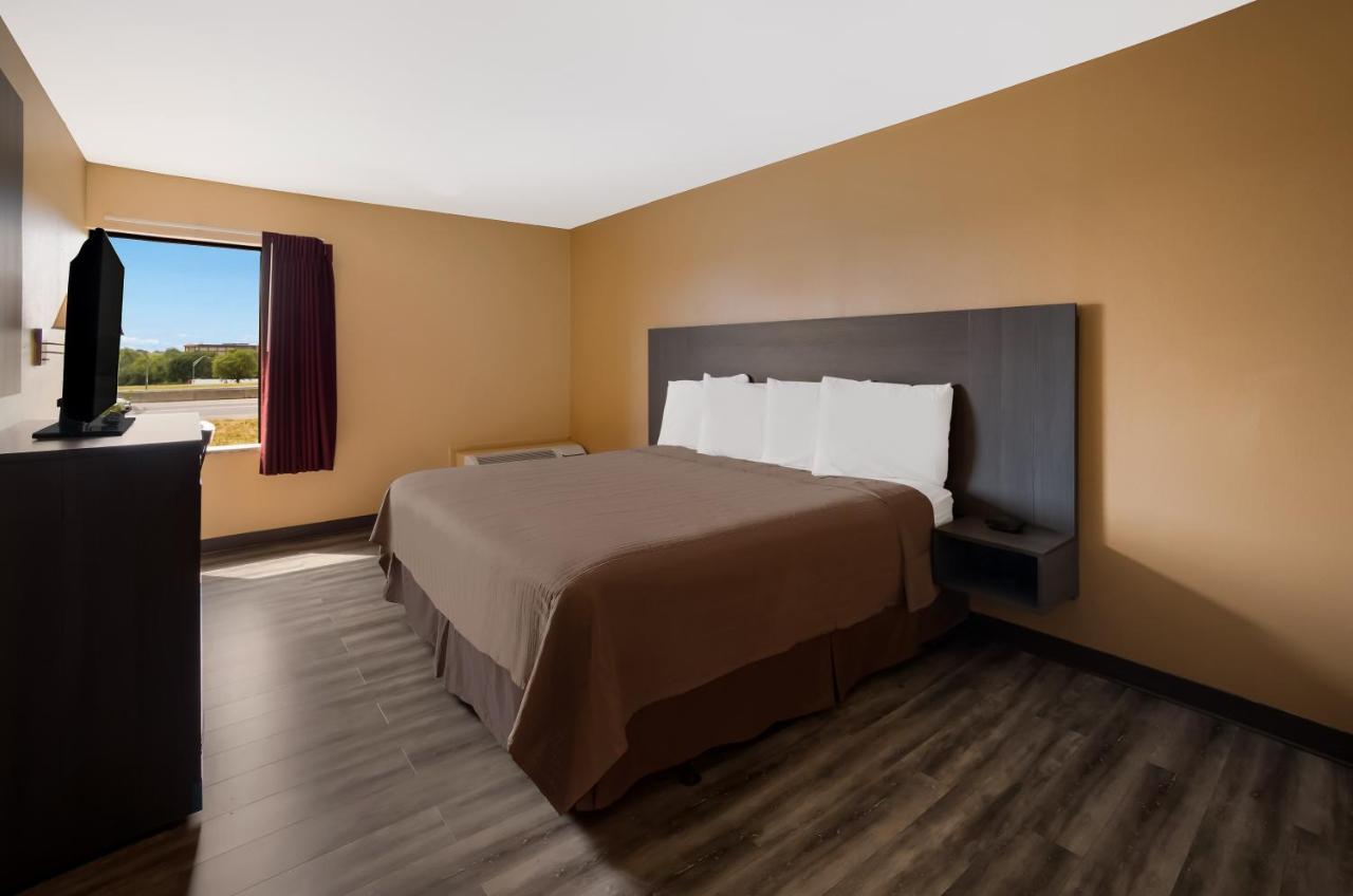 Econo Lodge Allentown Bagian luar foto