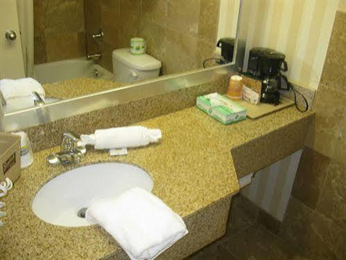 Econo Lodge Allentown Bagian luar foto